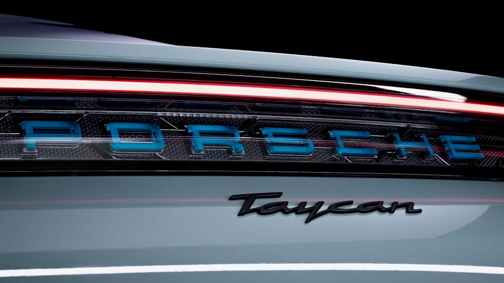 Porsche Taycan restyling 2024, logo 3D posteriore