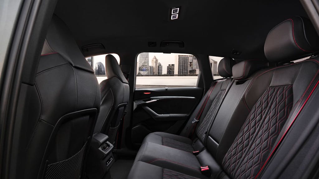 Nuova Audi Q6 e-tron, gli interni