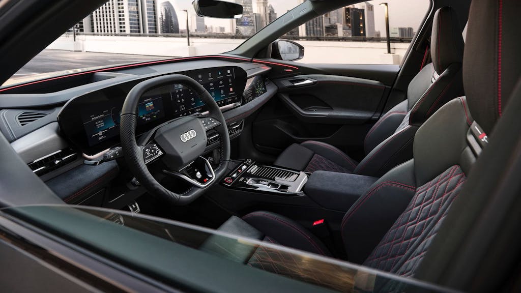Nuova Audi Q6 e-tron, posto guida e plancia