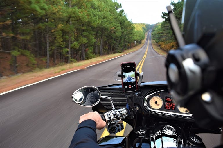 Strada vista da una moto in viaggio
