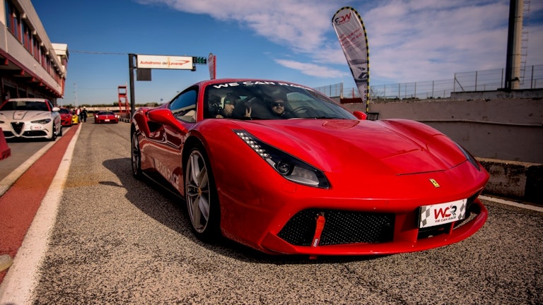 In corsa per l’inclusione, CROSSabili e We Can Race mettono in pista sulle supercar i ragazzi disabili