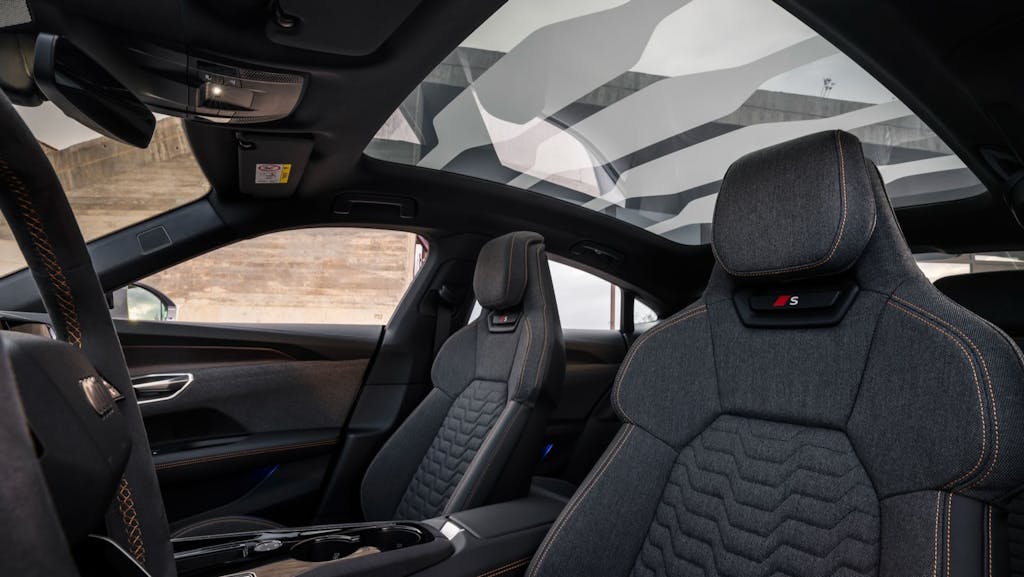 Nuova Audi e-tron GT, il tetto con filtro solare