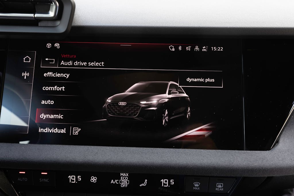 selezione modalità di guida su Audi S3 2024