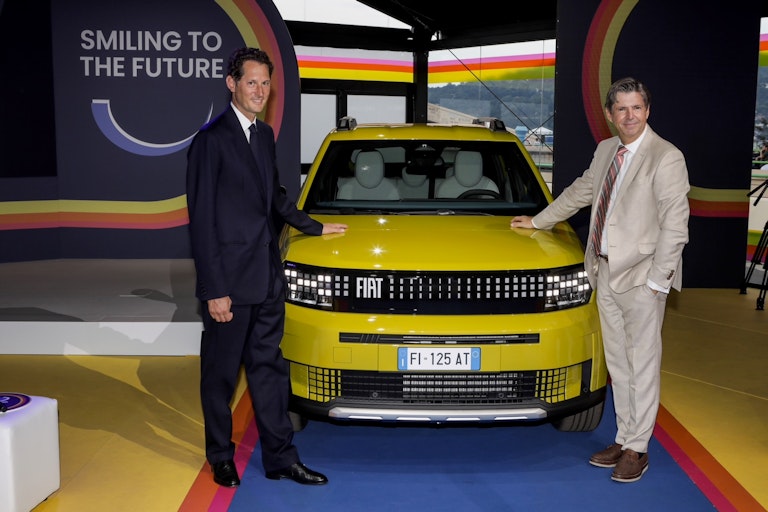 John Elkann e Oliveir Francois vicino alla fiat Grande Panda