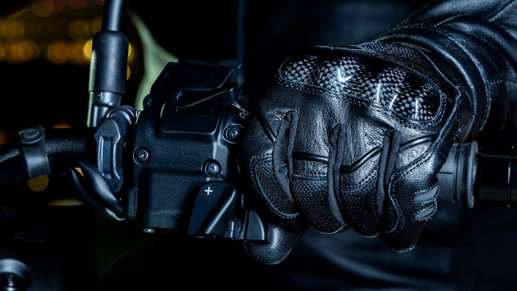 Mano sinistra su manopola moto Yamaha MT-09 Y-AMT