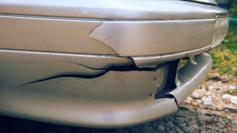 paraurti rotto con crepe