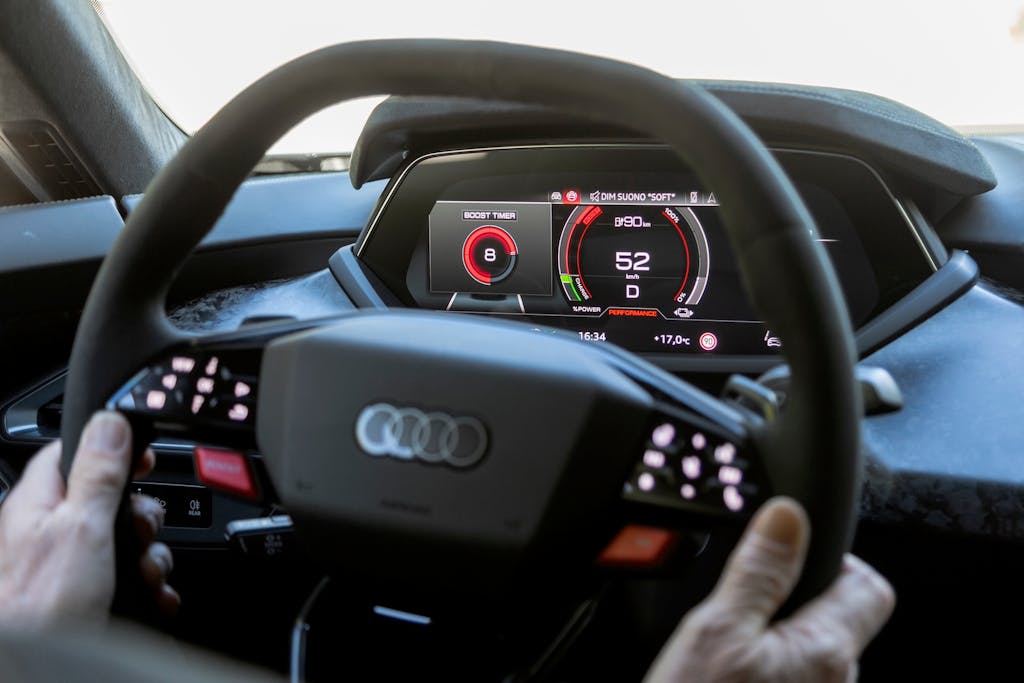 strumentazione con conto alla rovescia Audi RS e-tron GT performance