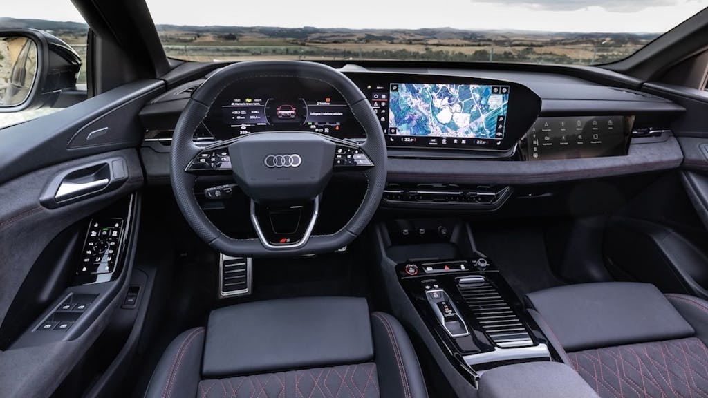 Nuova Audi SQ6 e-tron, plancio e comandi