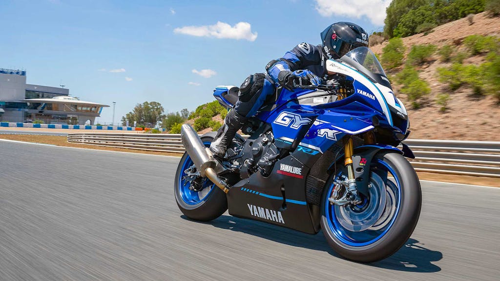 Yamaha R1 2025 Race