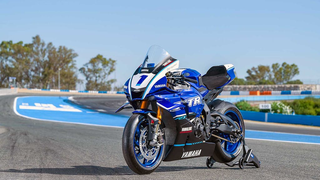 Yamaha R1 2025 Race