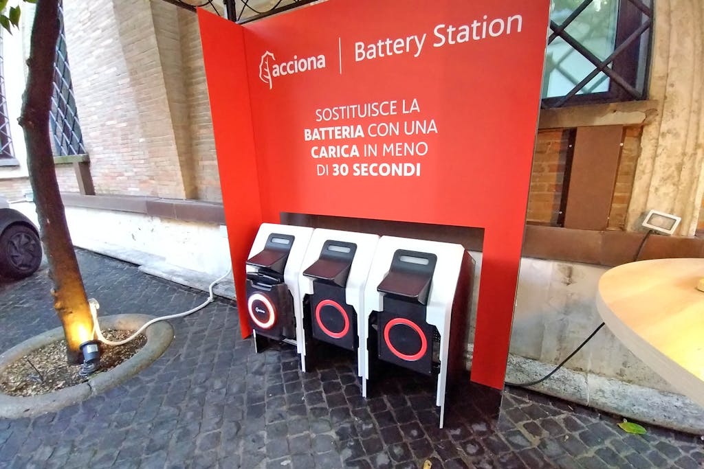 Nuova Silence S04, stazione di scambio batterie
