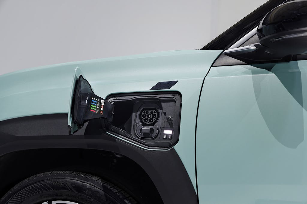 Nuova Renault4 E-Tech Electric, presa di ricarica