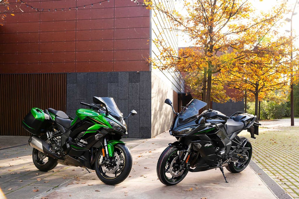 Kawasaki Ninja 1100SX: la versione SE a sinistra, la standard a destra