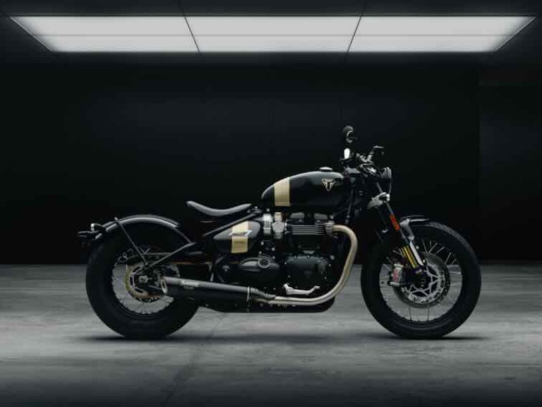 triumph bobber TFC vista laterale still life in studio