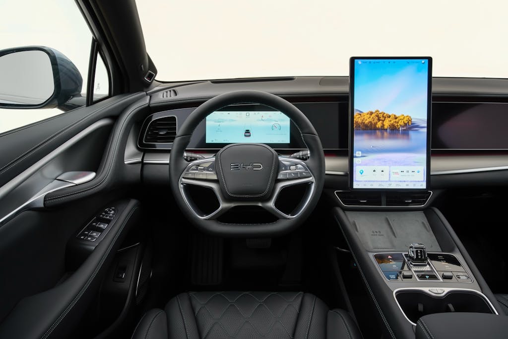 BYD Sealion 7 AWD Excellence con schermo in verticale