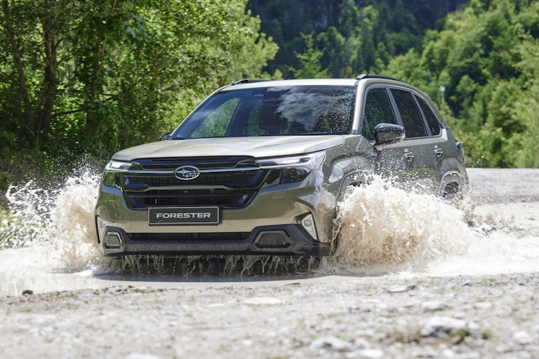 Subaru Forester 2025 in una pozza d'acqua