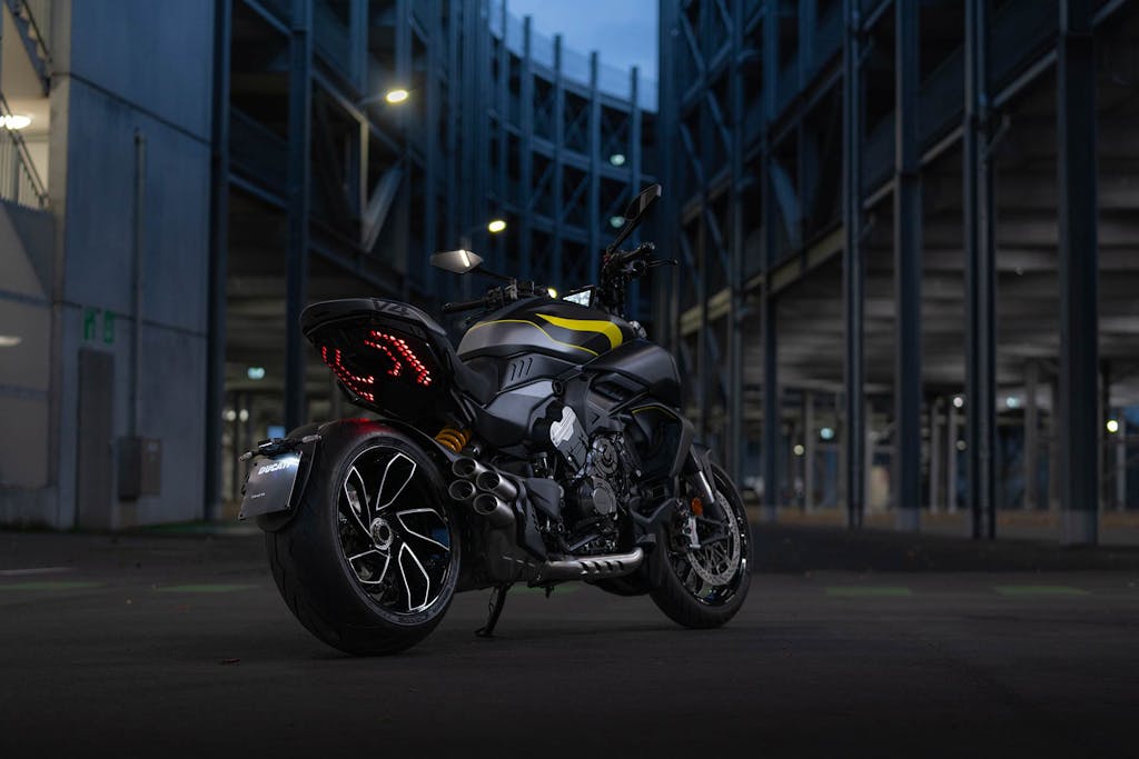 Ducati Diavel V4 2025 in colorazione Black Roadster