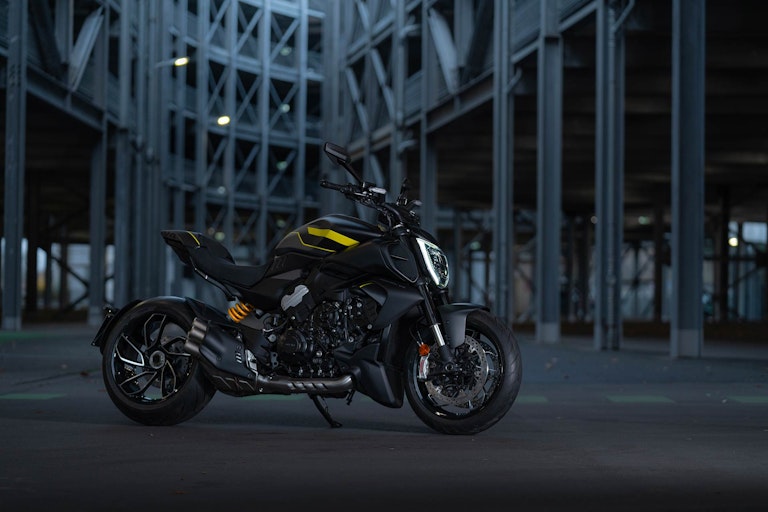 Ducati Diavel V4 2025 in colorazione Black Roadster