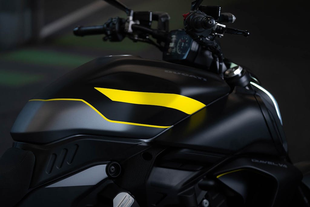 Ducati Diavel V4 2025 in colorazione Black Roadster