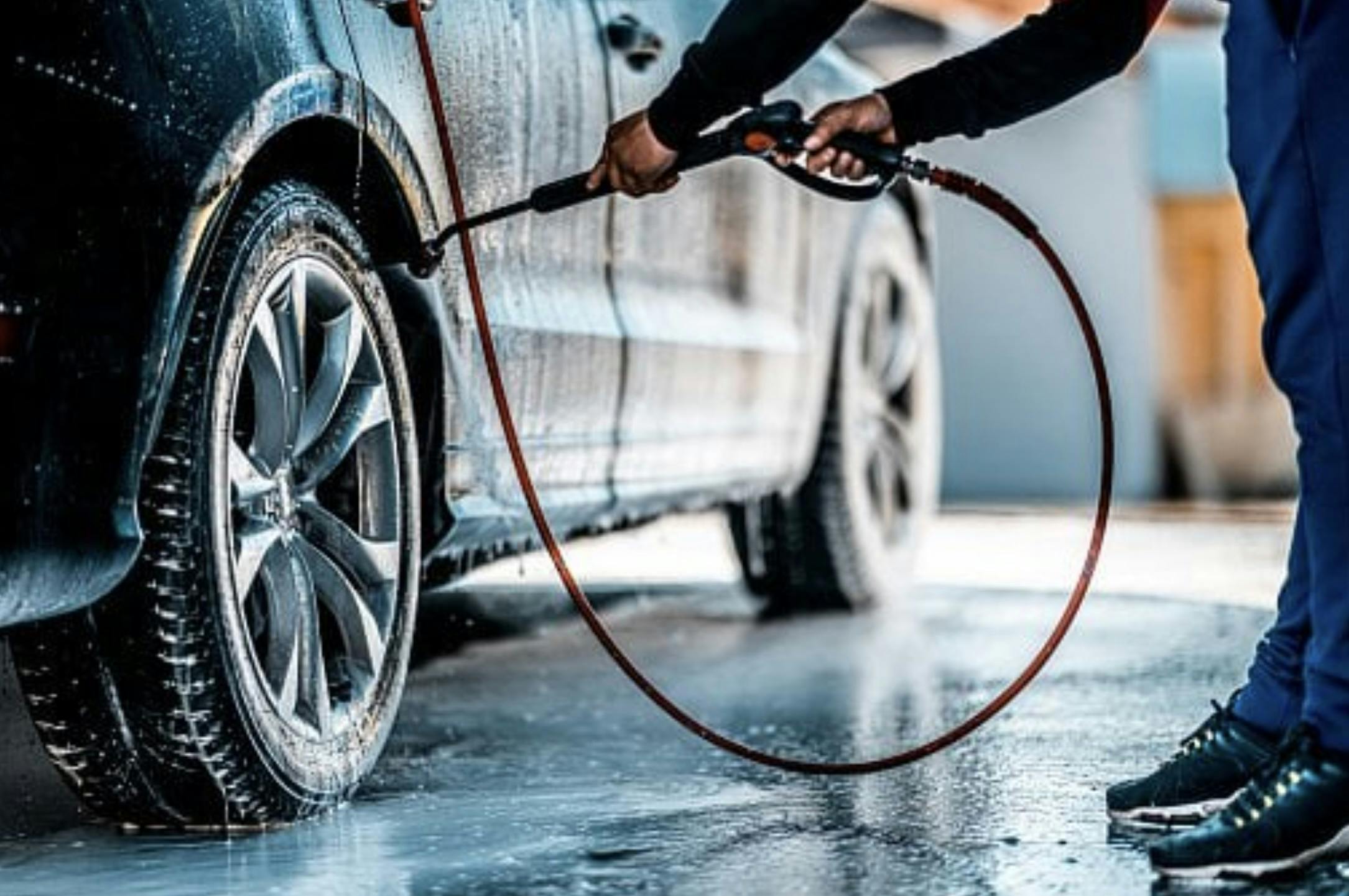 Lavaggio auto con lancia idropulitrice a pressione