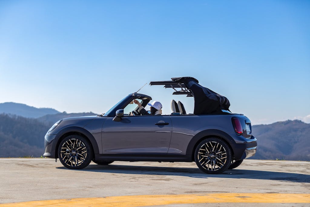 Mini Cooper Cabrio S con capote in movimento