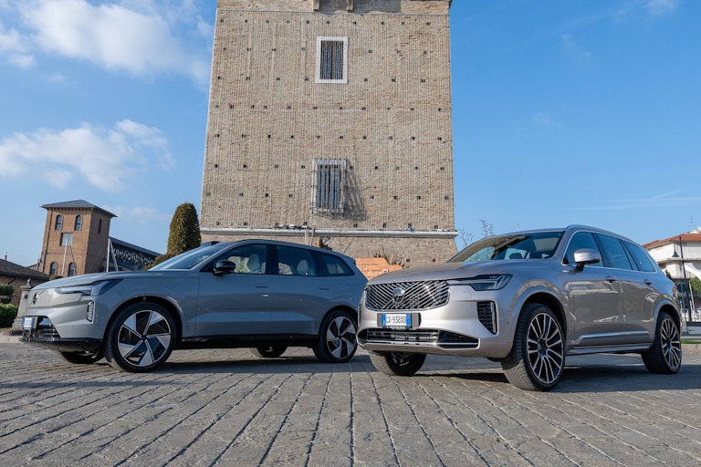 Volvo EX90 e XC90 2025