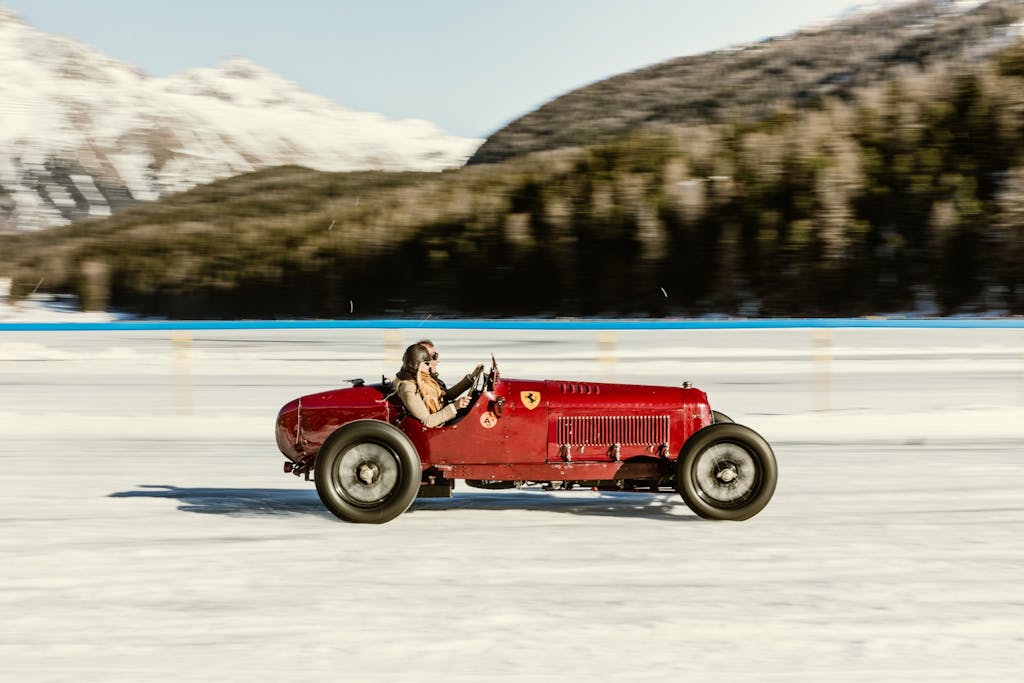 Ferrari d'epoca sul lago ghiacciato durante The I.C.E. St. Moritz
