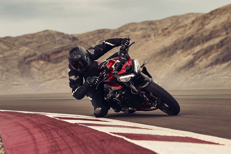 moto Triumph in pista