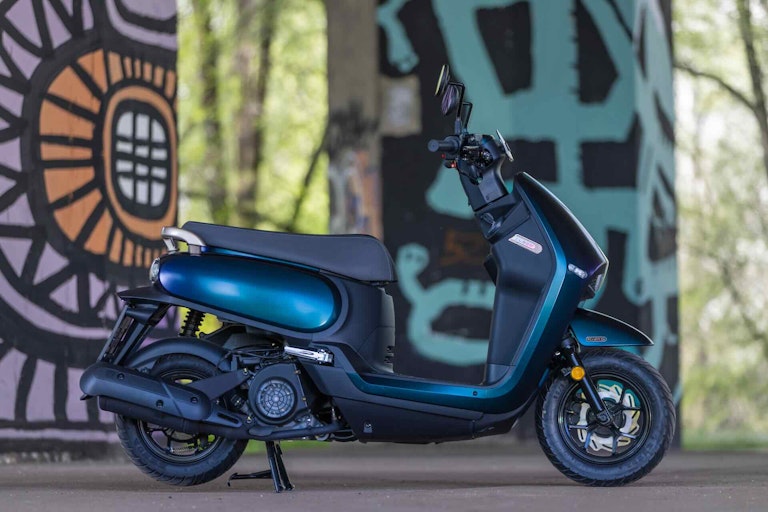 SYM Colibri vista laterale statica in città