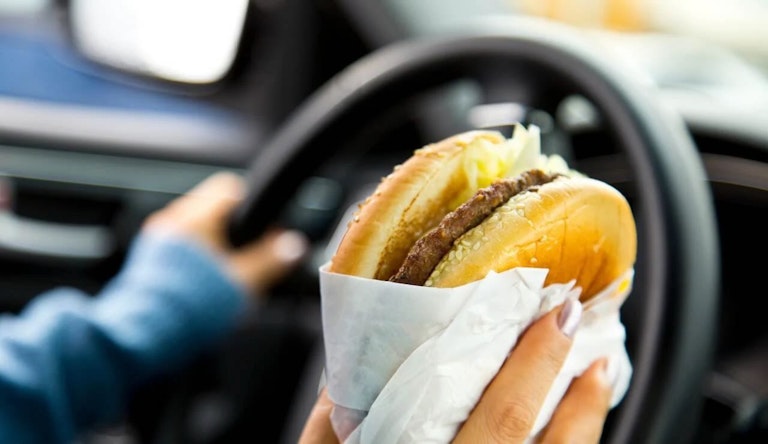 hamburger consumato in auto