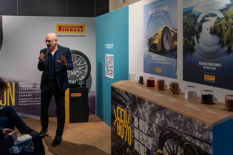 Pirelli P Zero E e Thomas Hanel, responsabile globale di Innovazione e Sviluppo Materiali del Gruppo Pirelli