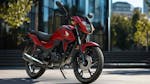 honda cb125f vista laterale statica ambientata in città