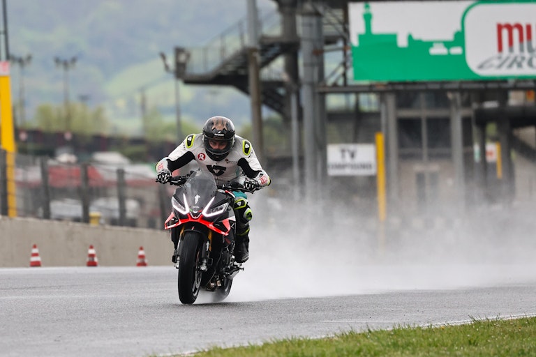 prova Aprilia Tuono V4 Factory 2025