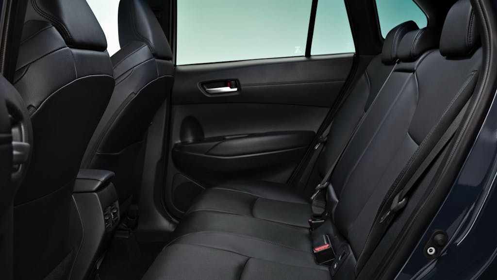 Toyota Corolla Cross 2025, gli interni