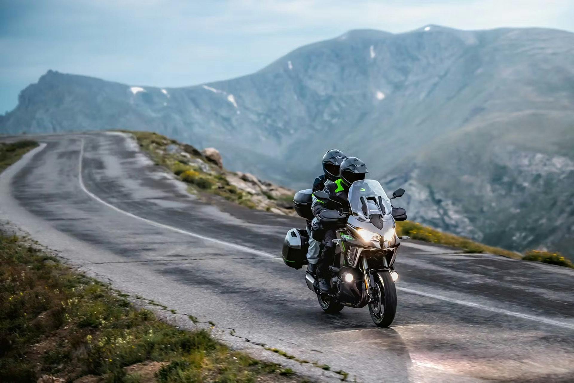 Viaggiare in moto all'estero: le dotazioni da avere a bordo.