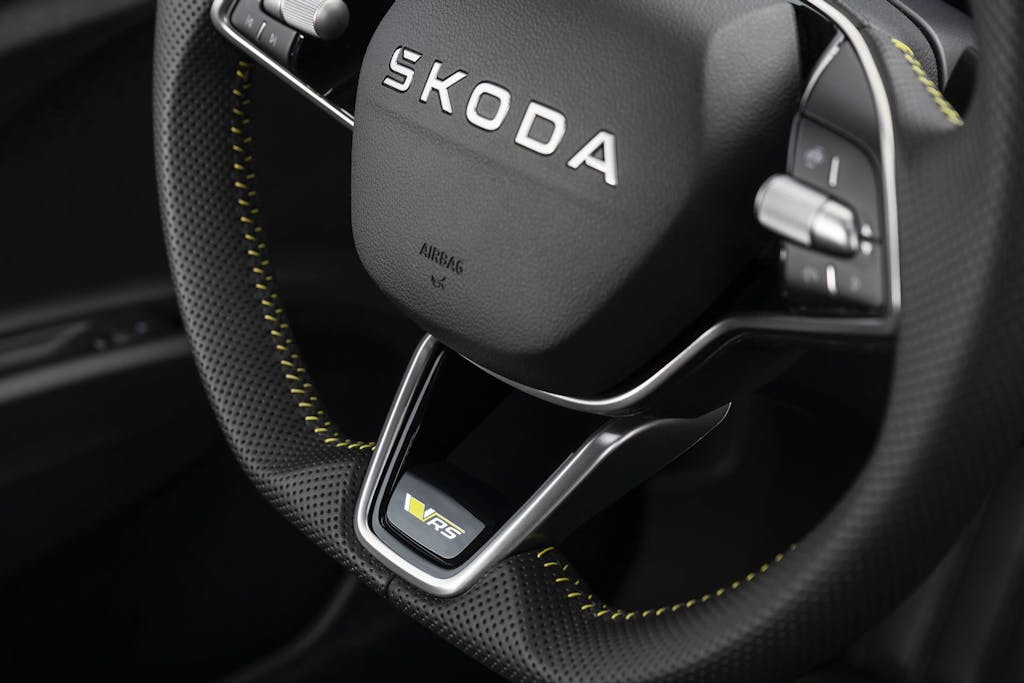 dettaglio volante Škoda Elroq RS