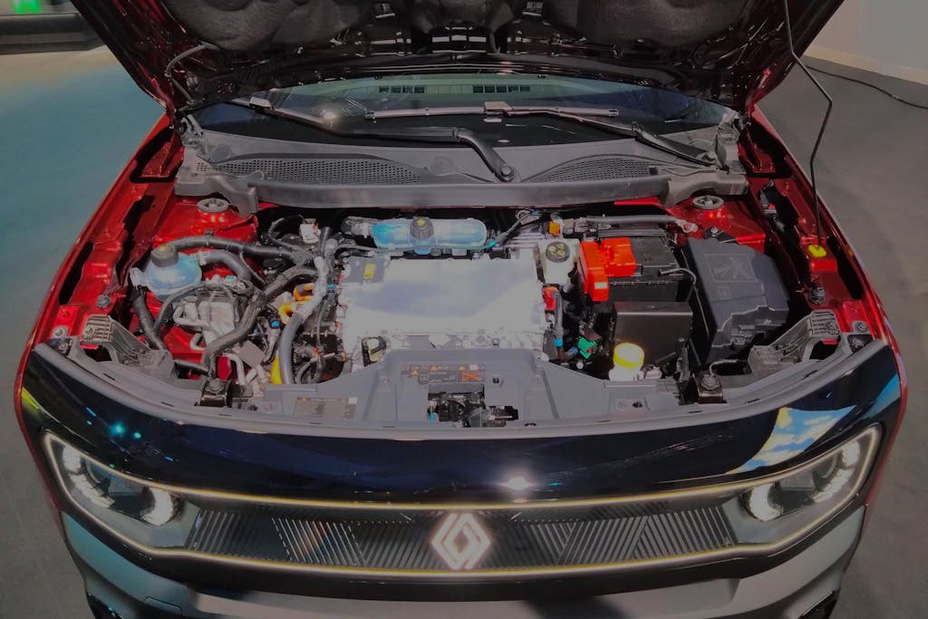 La Renault 4 E-Tech electric ha motore e trazione anteriori