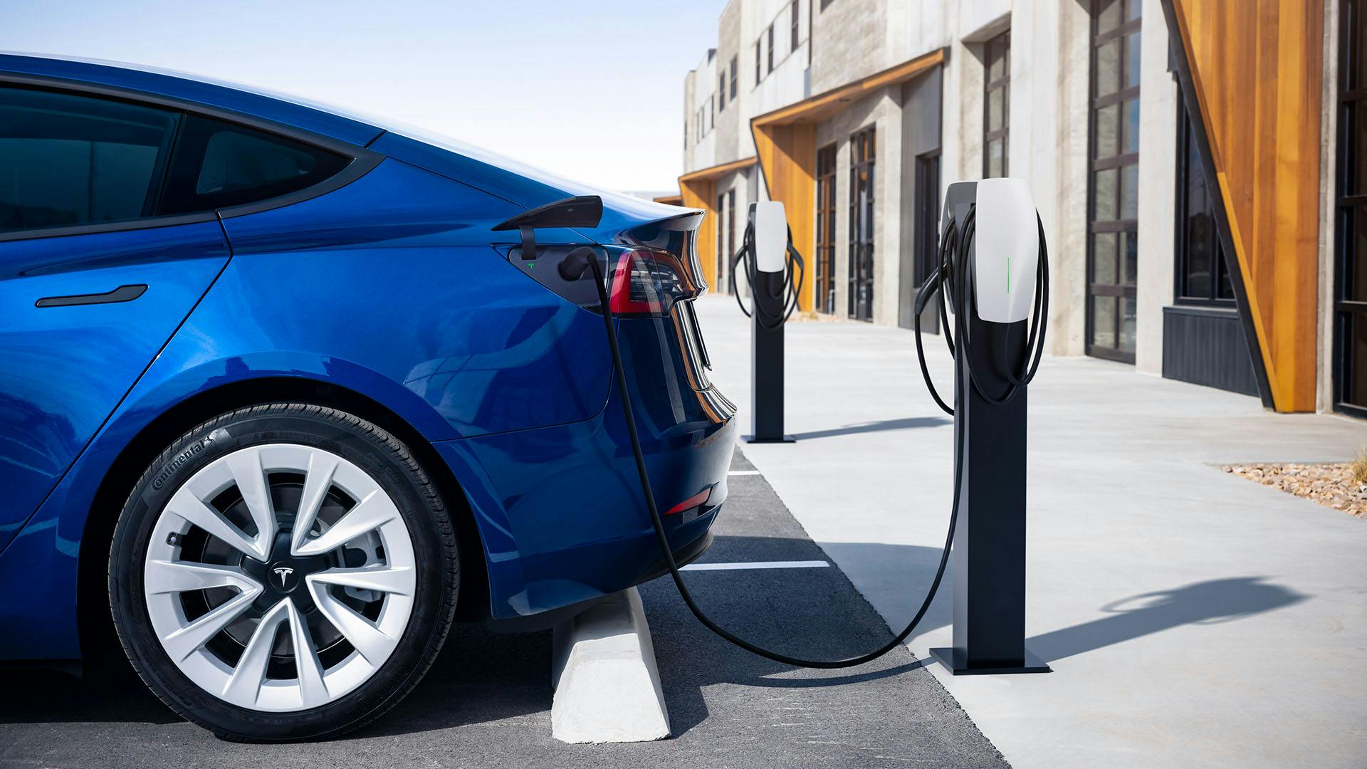 Auto elettrica Tesla in fase di ricarica