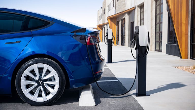 Auto elettrica Tesla in fase di ricarica