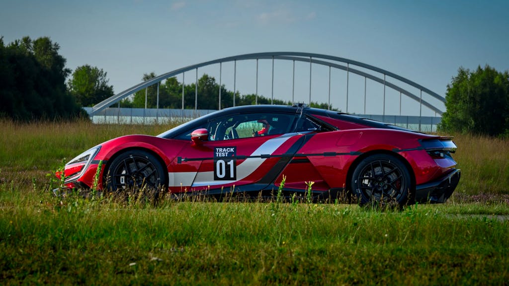 La BYD Yangwang U9 è l'elettrica più veloce al mondo: raggiunti i 472,41 km/h