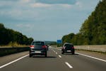 Auto su superstrada a due corsie