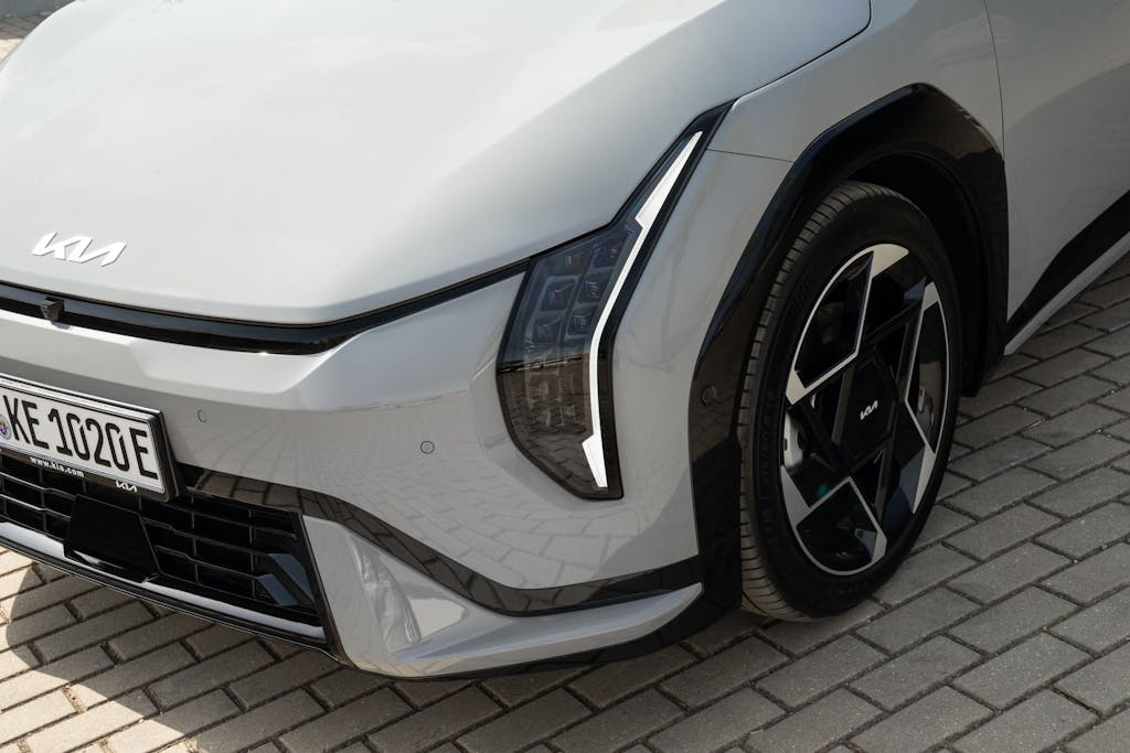 Kia EV4 faro anteriore