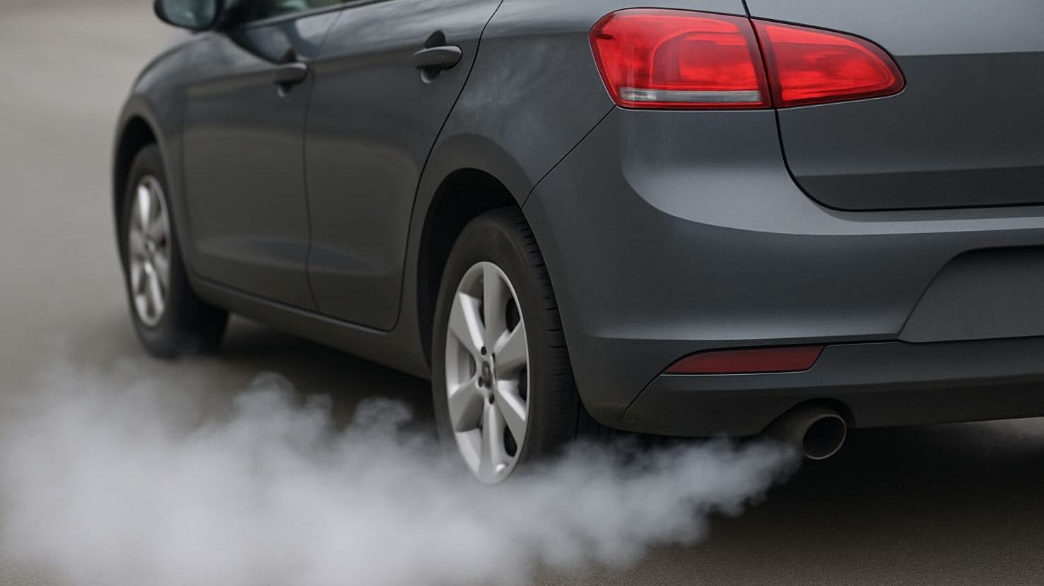 Auto che emette fumo bianco dallo scarico
