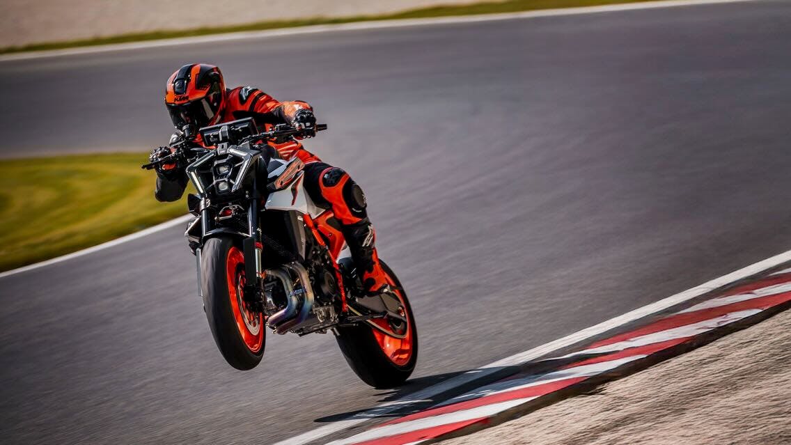 Nuova KTM 990 Duke R 2026