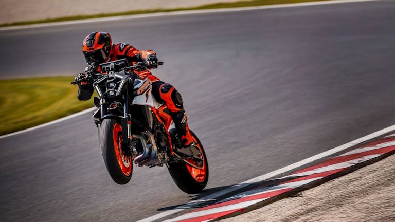 Nuova KTM 990 Duke R 2026
