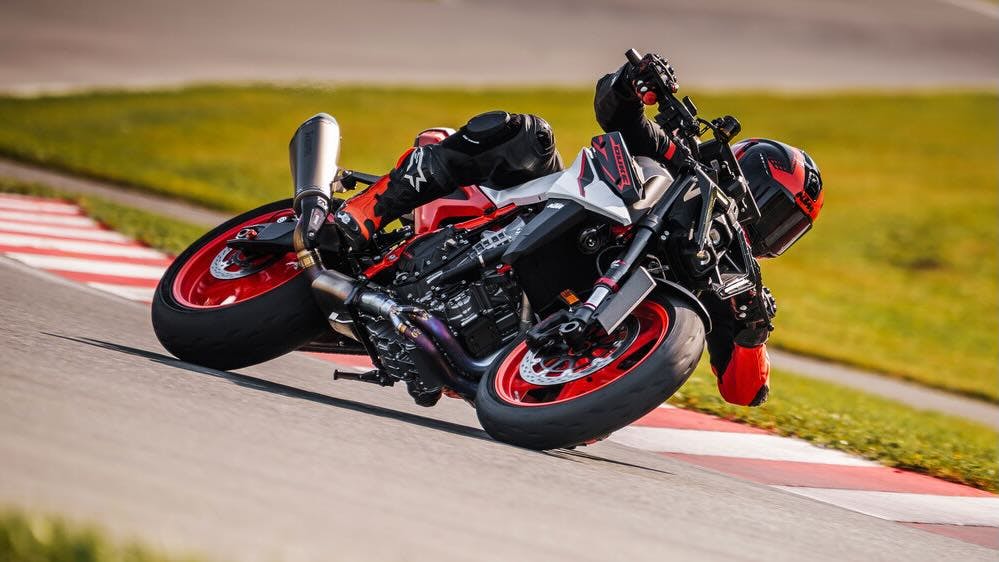 Nuova KTM 990 Duke R 2026