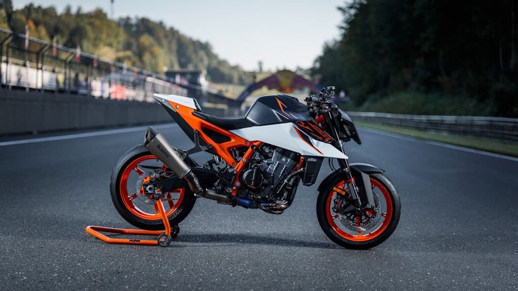 Nuova KTM 990 Duke R 2026