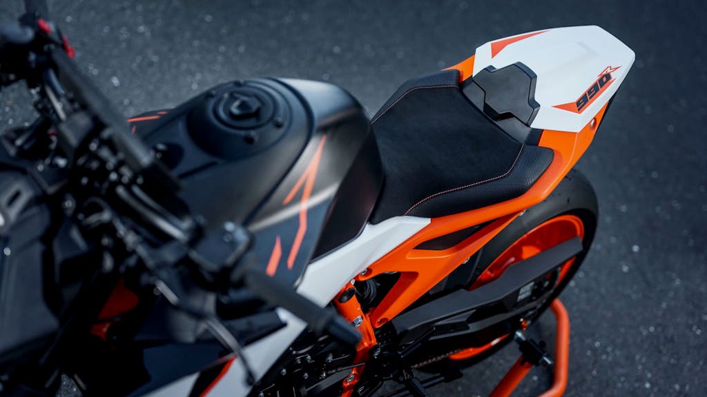 Nuova KTM 990 Duke R 2026