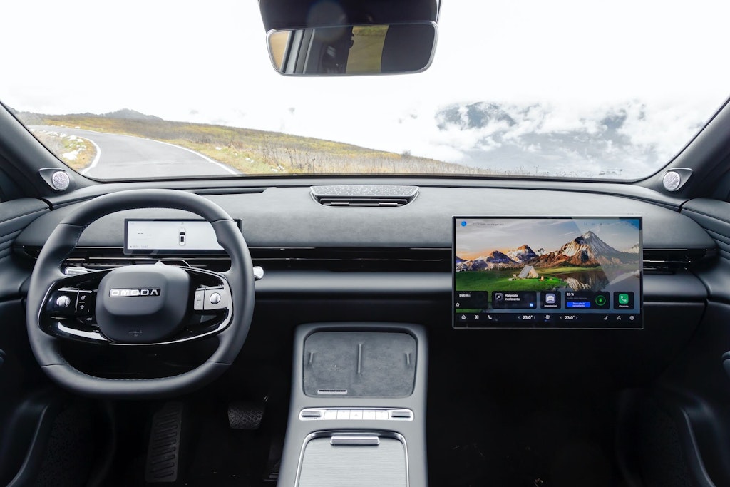 plancia Omoda 7 SHS-P con schermo mobile sulla destra