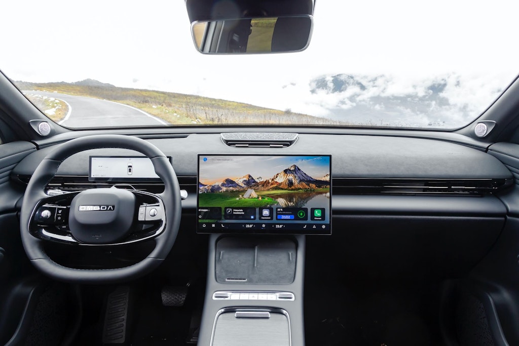 plancia Omoda 7 SHS-P con schermo mobile